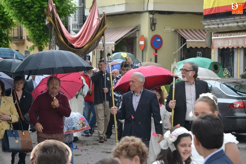 Foto 10 - Rocambolesca procesi&oacute;n de la Octava de Corpus en San Crist&oacute;bal por culpa de la lluvia  