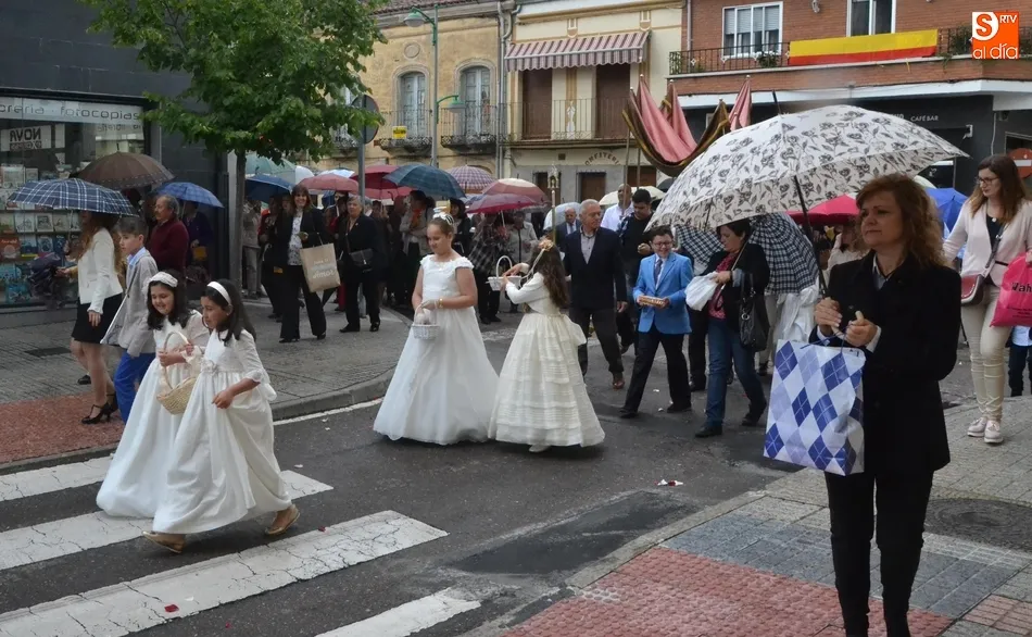 Foto 7 - Rocambolesca procesi&oacute;n de la Octava de Corpus en San Crist&oacute;bal por culpa de la lluvia  