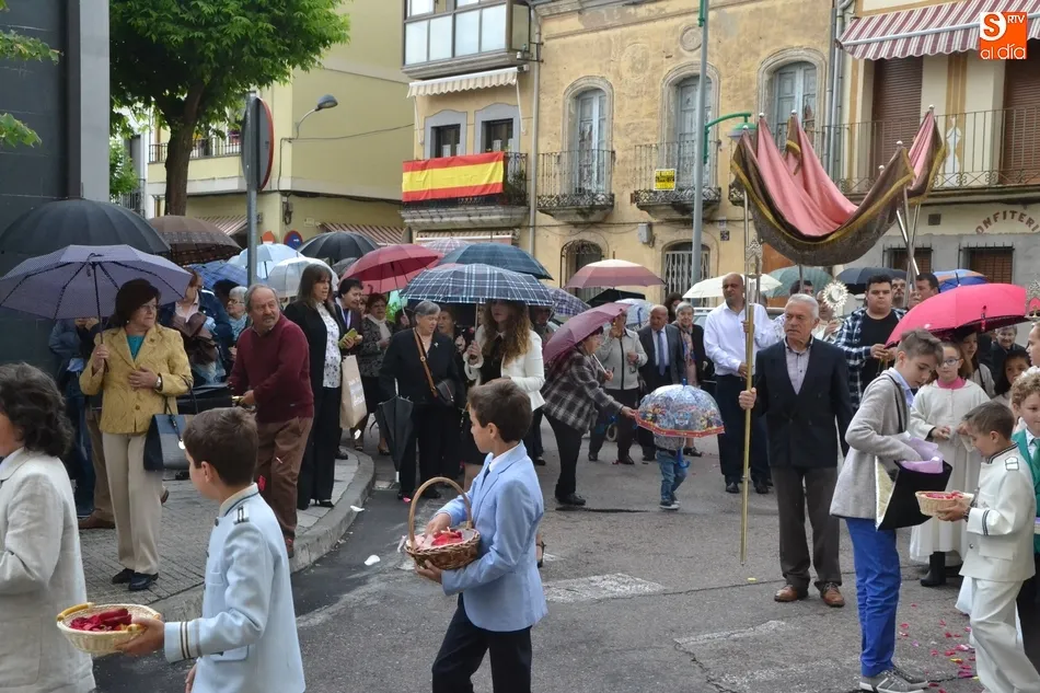 Foto 8 - Rocambolesca procesi&oacute;n de la Octava de Corpus en San Crist&oacute;bal por culpa de la lluvia  