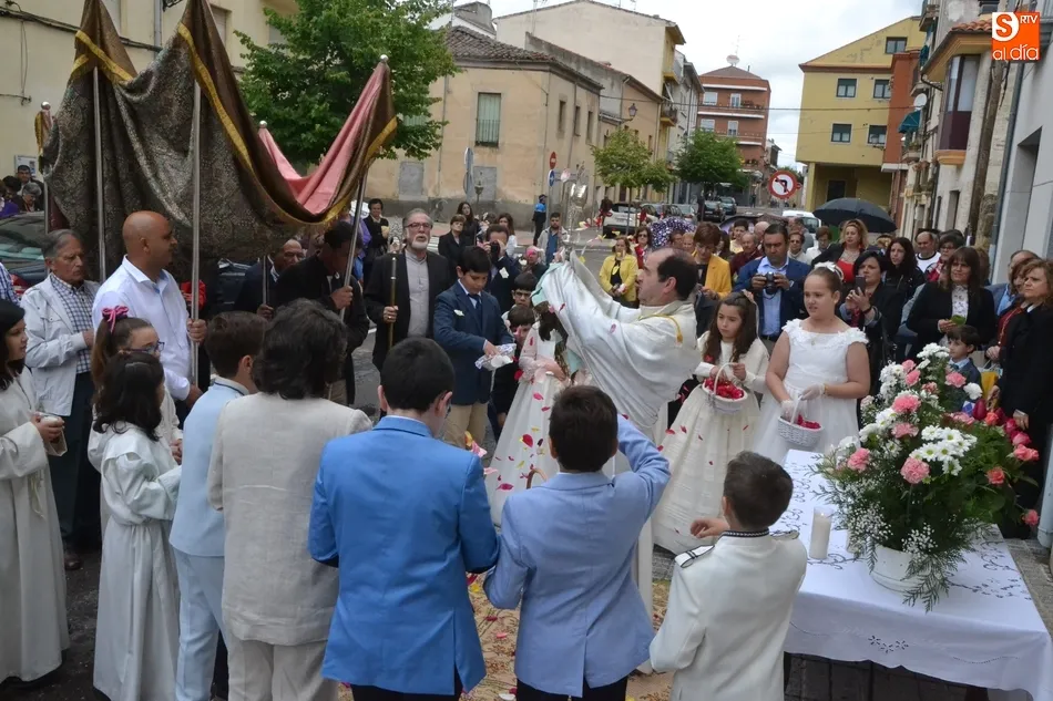 Foto 2 - Rocambolesca procesi&oacute;n de la Octava de Corpus en San Crist&oacute;bal por culpa de la lluvia  