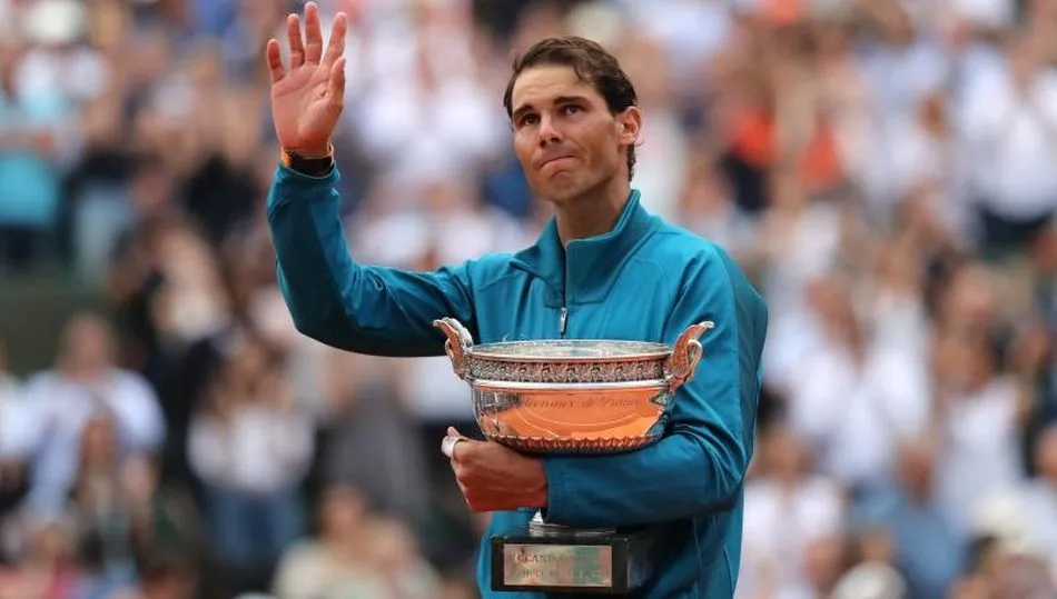 Rafa Nadal luciendo su undécima ensaladera y que los convierte en una mayor leyenda del tenis mundial / REUTERS