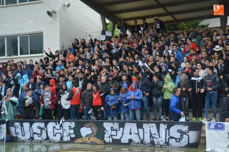Foto 4 - Espectacular ambiente en la grada de Las Pistas en el Unionistas-Tarazona