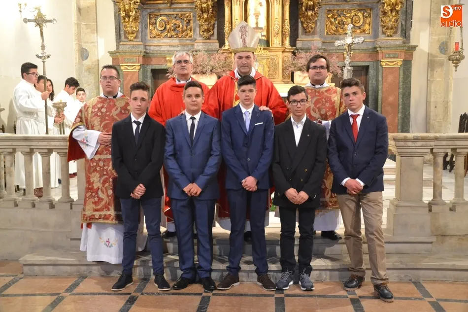 Foto 3 - Cinco seminaristas reciben el Sacramento de la Confirmaci&oacute;n  