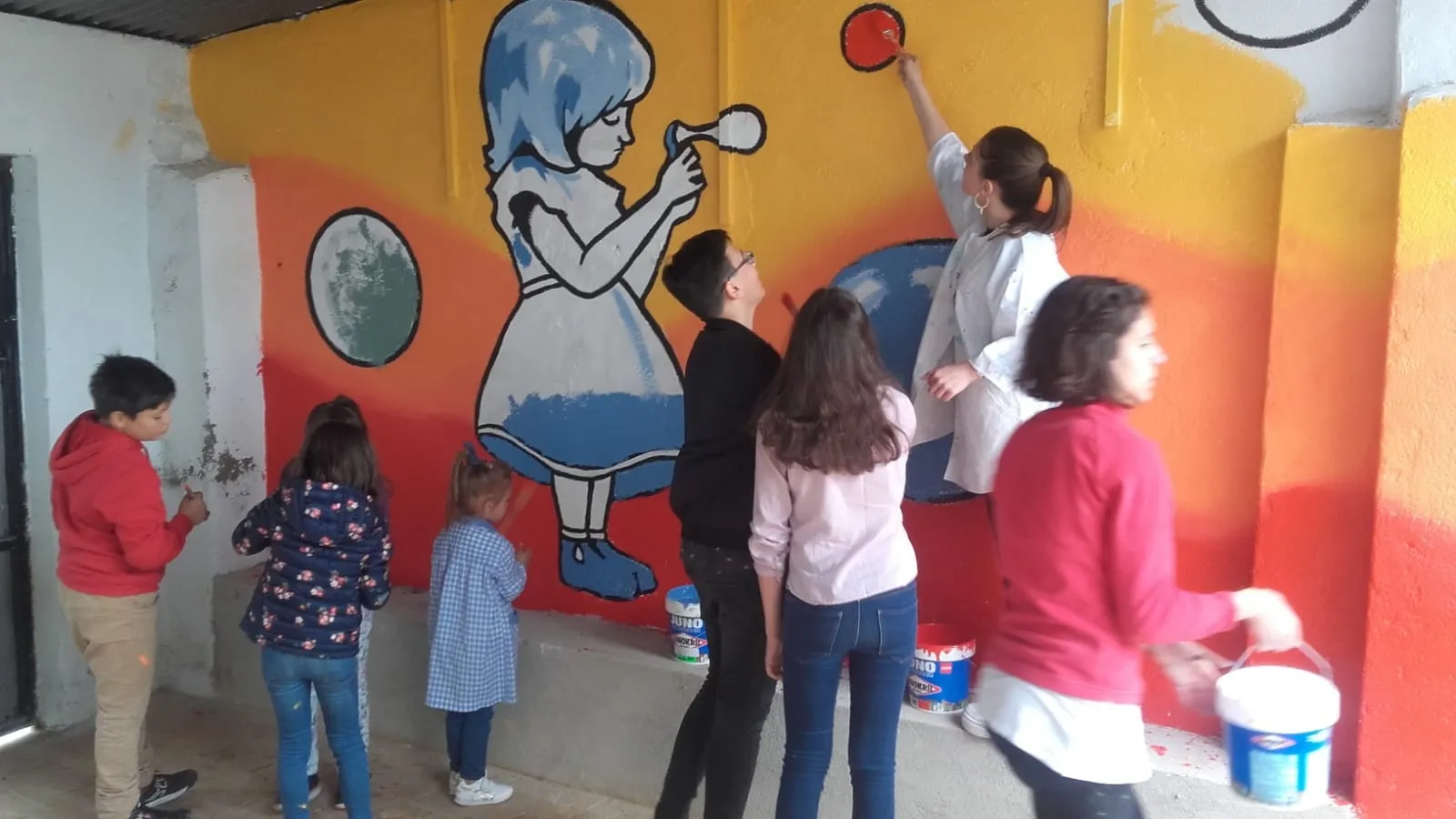 Foto 4 - La lluvia no puede con el color y la animaci&oacute;n del mural participativo de R&aacute;gama