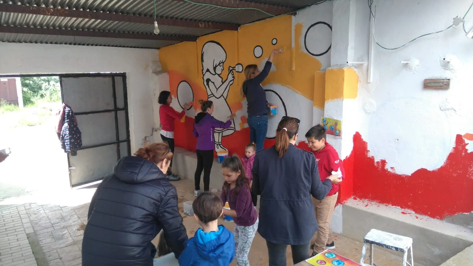 Foto 3 - La lluvia no puede con el color y la animaci&oacute;n del mural participativo de R&aacute;gama