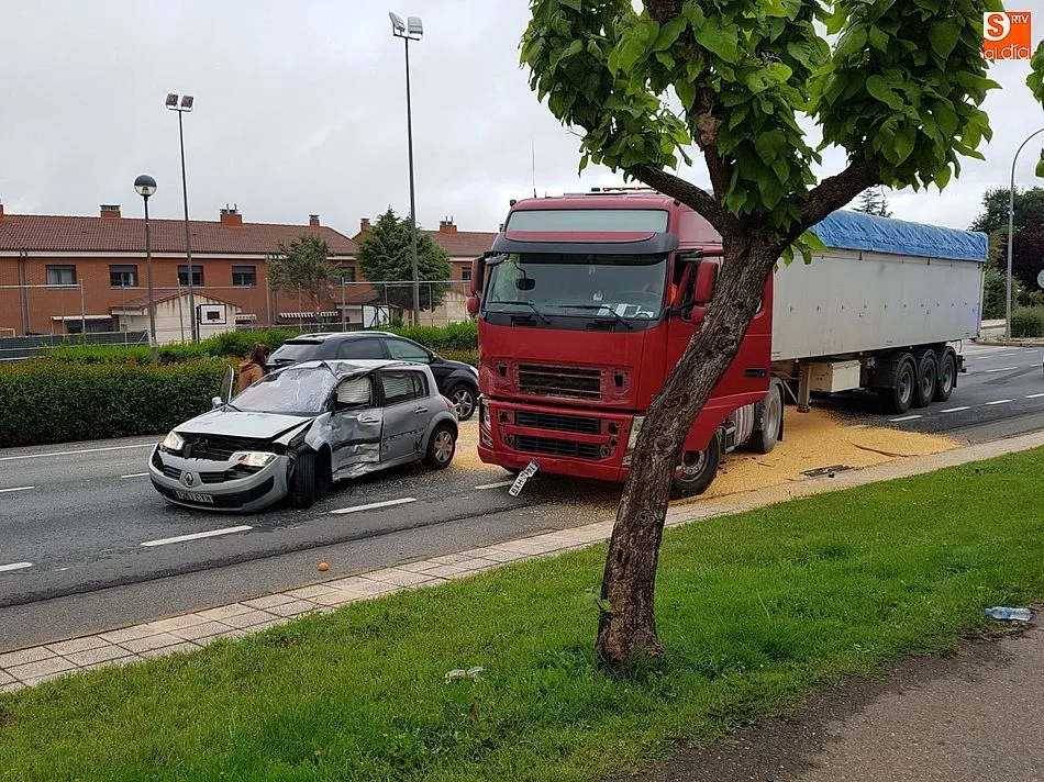Foto 8 - Conductora herida grave tras ser arrollada por un cami&oacute;n en la traves&iacute;a de Do&ntilde;inos de Salamanca