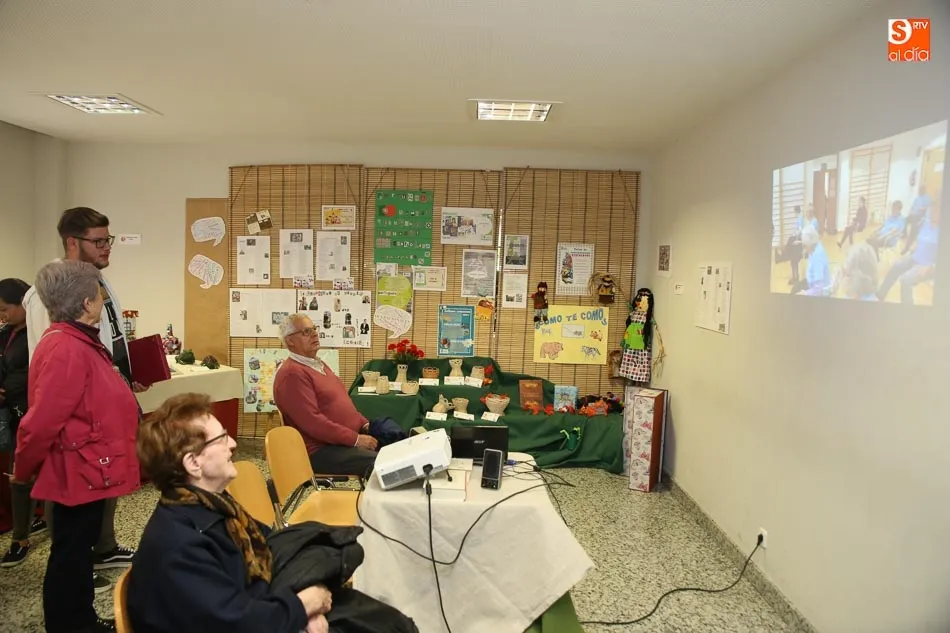 Foto 3 - Dos exposiciones de manualidades abren la &lsquo;Semana de Oro de los Mayores&rsquo;
