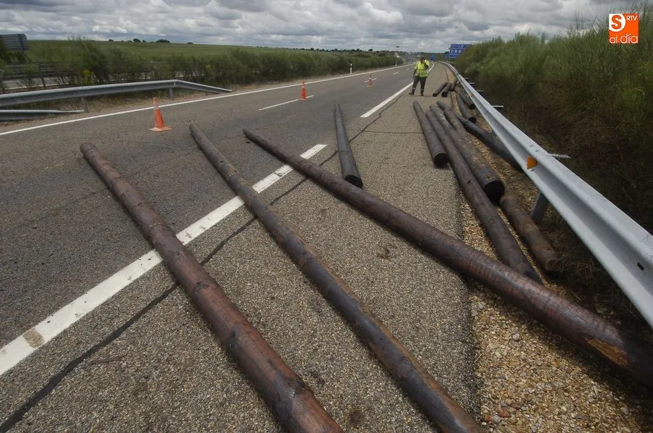 Foto 9 - Un cami&oacute;n cargado con troncos vuelca en la A-62 a la altura de Mart&iacute;n de Yeltes