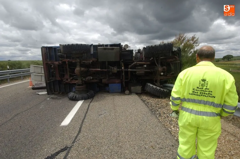 Foto 3 - Un cami&oacute;n cargado con troncos vuelca en la A-62 a la altura de Mart&iacute;n de Yeltes