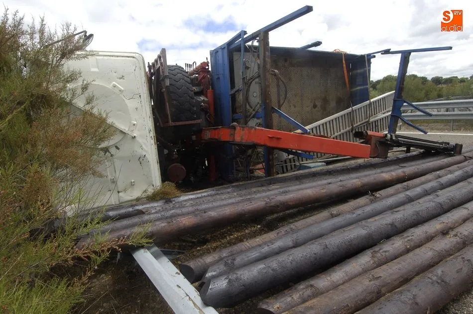 Foto 2 - Un cami&oacute;n cargado con troncos vuelca en la A-62 a la altura de Mart&iacute;n de Yeltes