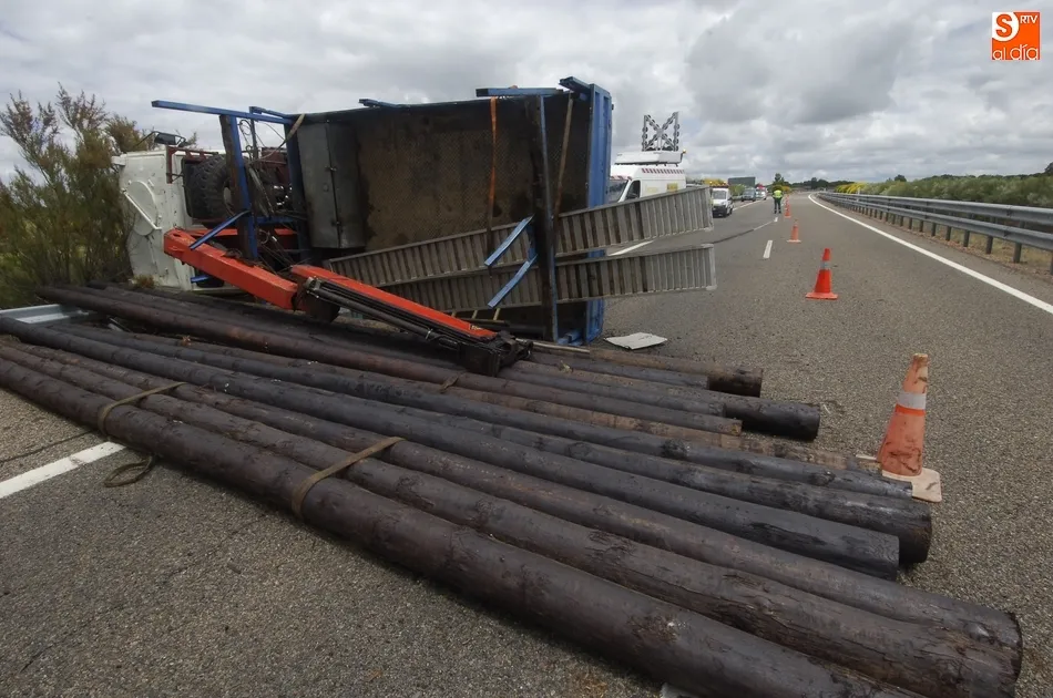 El vuelco ha provocado el corte de un carril y parte del otro | Fotos Adrián Martín