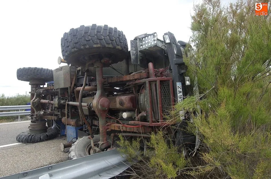 Foto 8 - Vuelca un cami&oacute;n cargado de troncos en plena A-62 tras reventarle una rueda  