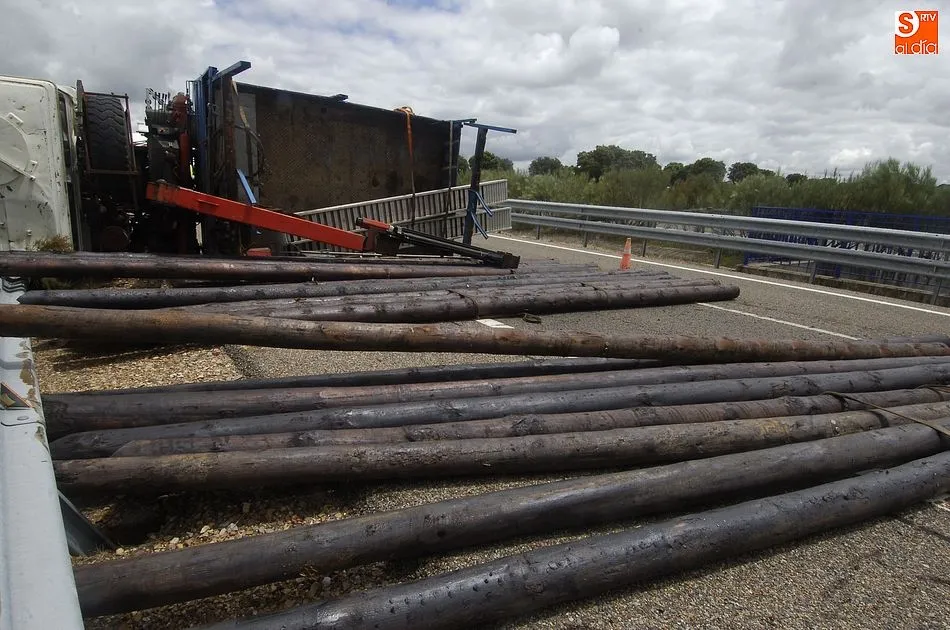 Foto 6 - Vuelca un cami&oacute;n cargado de troncos en plena A-62 tras reventarle una rueda  