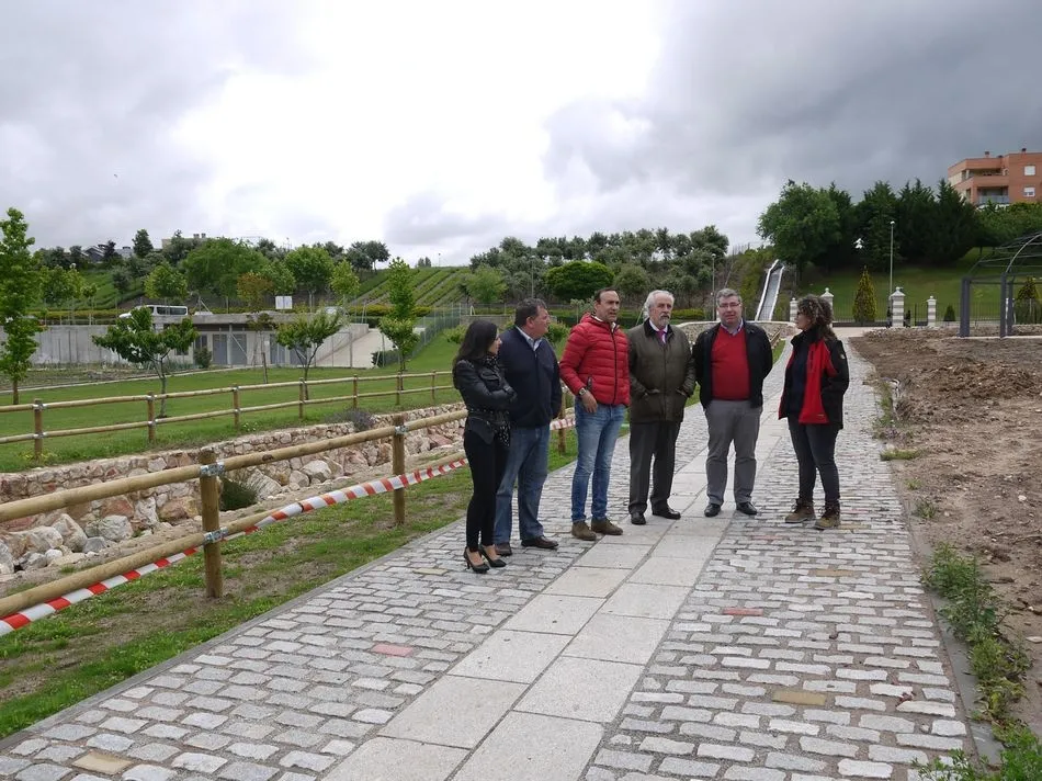 Foto 4 - Pedro Grijalba conoce los trabajos realizados en el Parque Bot&aacute;nico de Carbajosa  