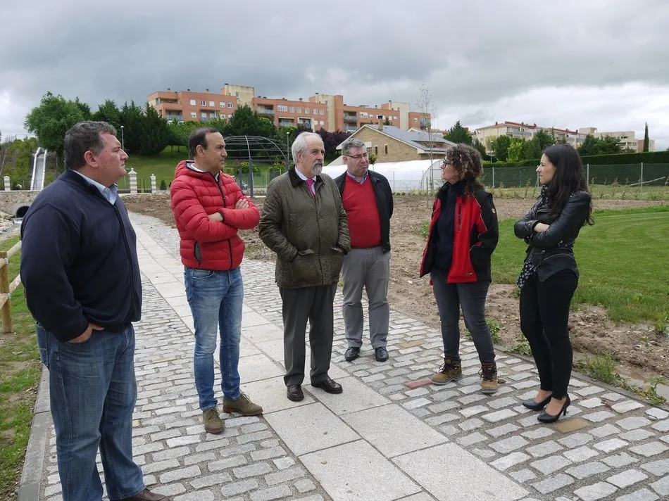 Foto 3 - Pedro Grijalba conoce los trabajos realizados en el Parque Bot&aacute;nico de Carbajosa  