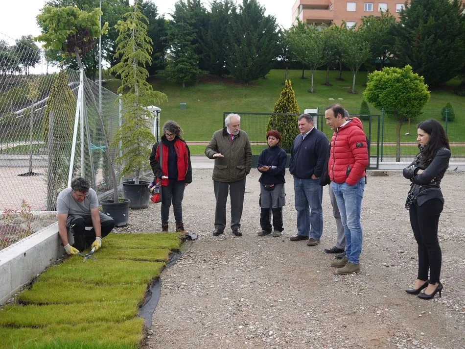 Foto 2 - Pedro Grijalba conoce los trabajos realizados en el Parque Bot&aacute;nico de Carbajosa  