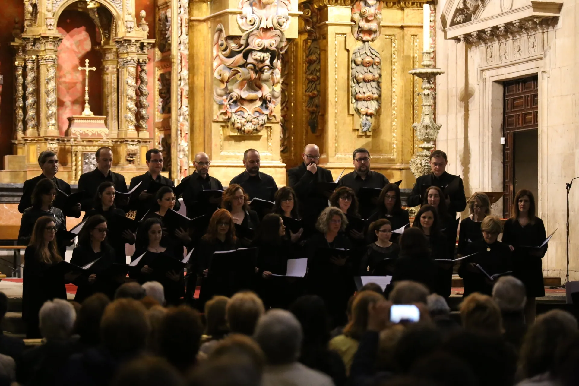 Foto 4 - El Coro 'Contrapunto' de la Universidad Pontificia ofrece su concierto de primavera en la iglesia...