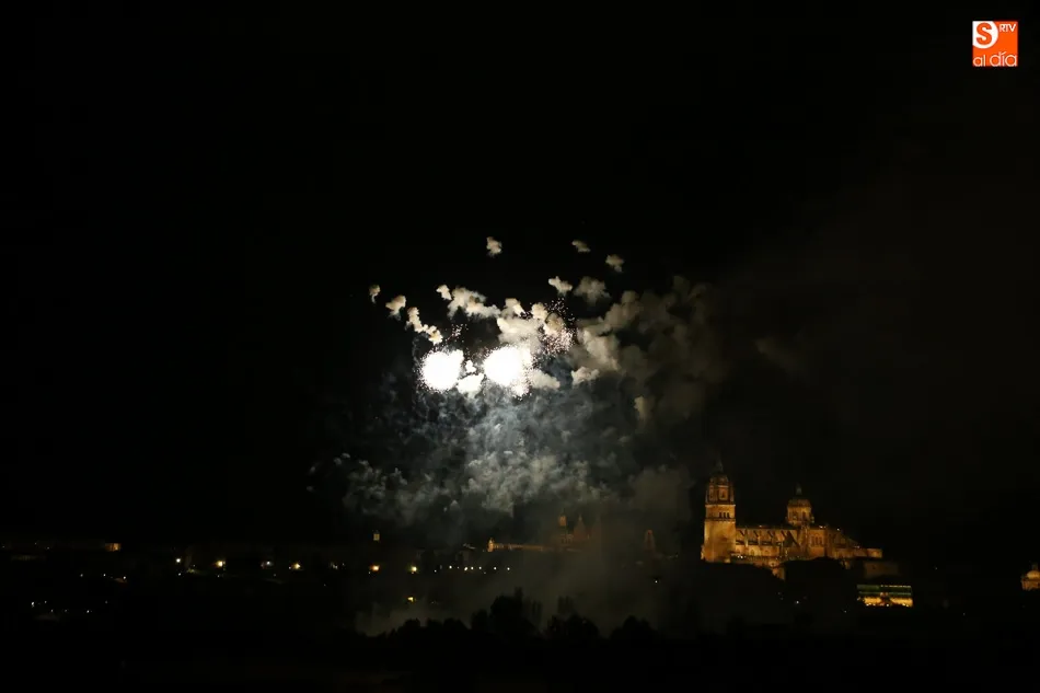 Foto 11 - Los tradicionales fuegos artificiales anuncian las fiestas de San Juan de Sahag&uacute;n  
