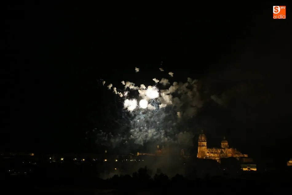 Foto 10 - Los tradicionales fuegos artificiales anuncian las fiestas de San Juan de Sahag&uacute;n  
