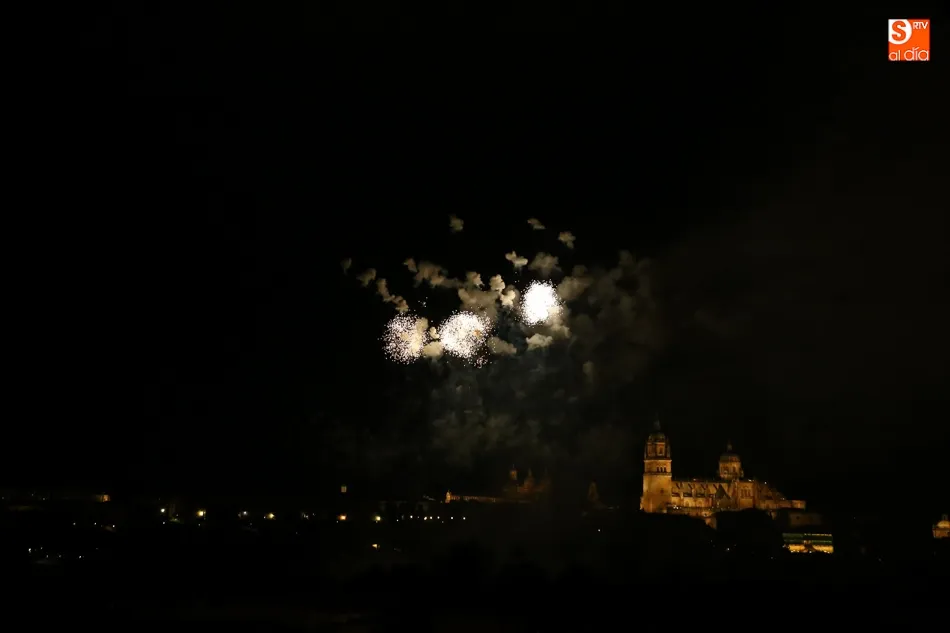 Foto 9 - Los tradicionales fuegos artificiales anuncian las fiestas de San Juan de Sahag&uacute;n  