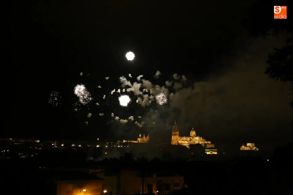 Foto 8 - Los tradicionales fuegos artificiales anuncian las fiestas de San Juan de Sahag&uacute;n  