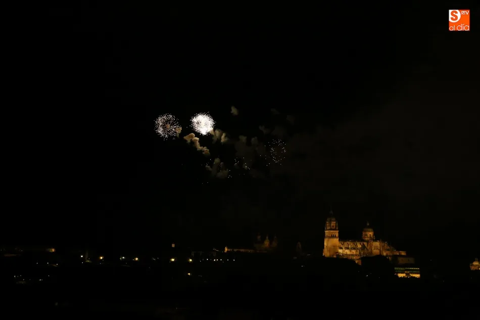 Foto 7 - Los tradicionales fuegos artificiales anuncian las fiestas de San Juan de Sahag&uacute;n  