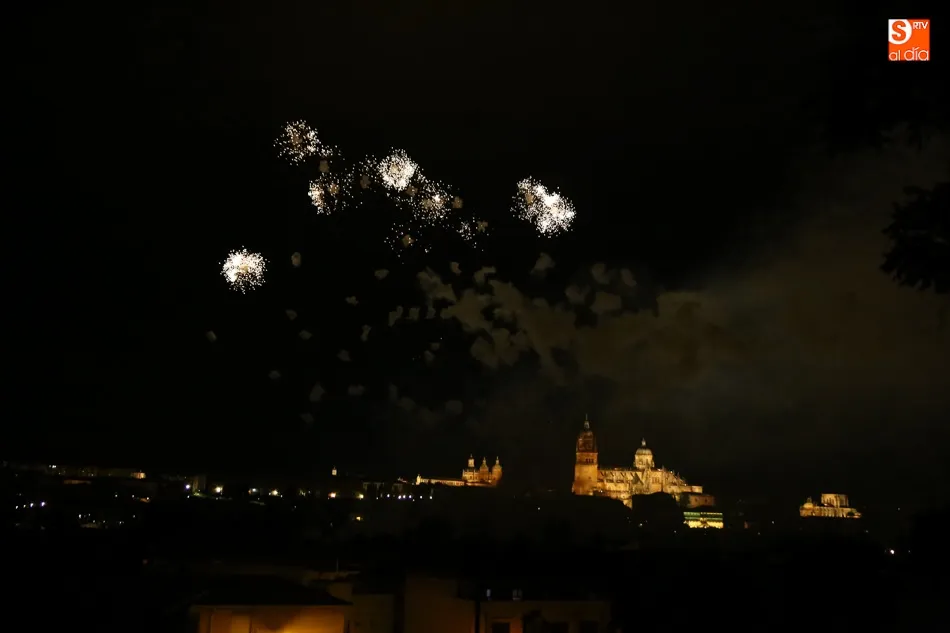 Foto 6 - Los tradicionales fuegos artificiales anuncian las fiestas de San Juan de Sahag&uacute;n  