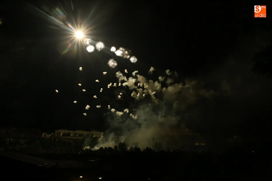 Foto 5 - Los tradicionales fuegos artificiales anuncian las fiestas de San Juan de Sahag&uacute;n  