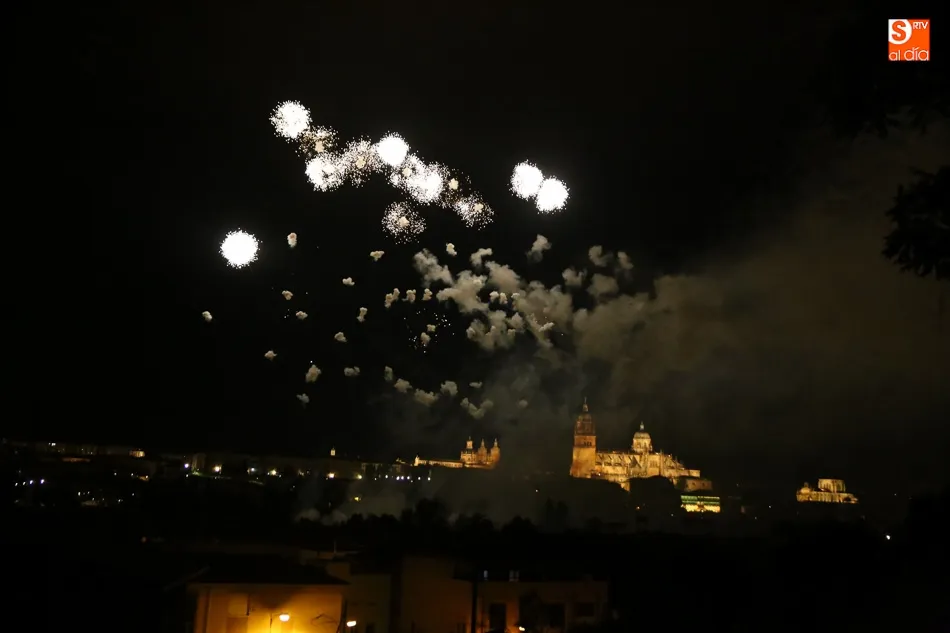 Foto 4 - Los tradicionales fuegos artificiales anuncian las fiestas de San Juan de Sahag&uacute;n  