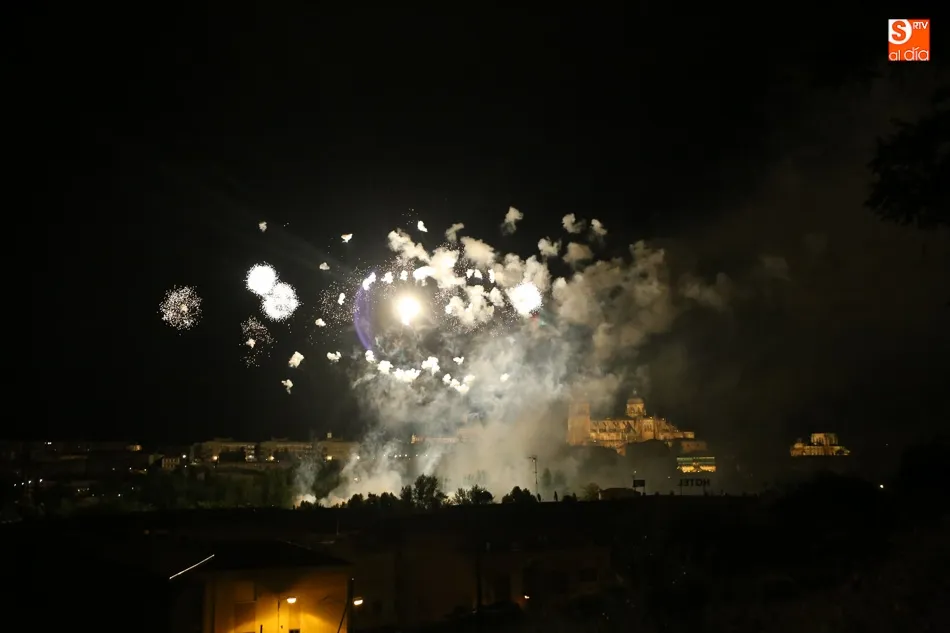 Foto 3 - Los tradicionales fuegos artificiales anuncian las fiestas de San Juan de Sahag&uacute;n  
