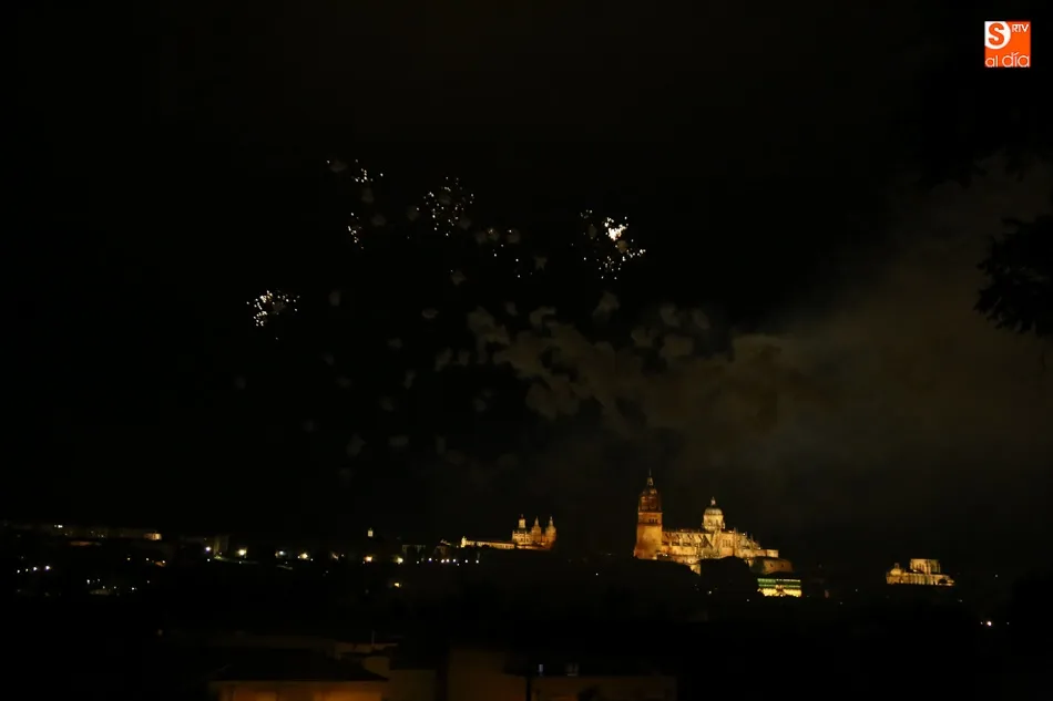 Foto 2 - Los tradicionales fuegos artificiales anuncian las fiestas de San Juan de Sahag&uacute;n  
