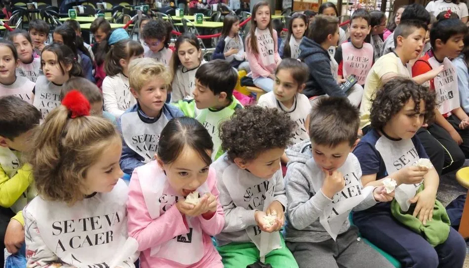 Más de un centenar de niños ha podido aprender cómo se elabora el queso
