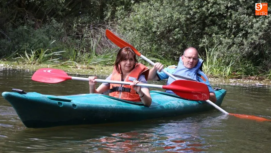 Dos de los participantes del Día de la Piragua, junto al embarcadero Miraltormes. Foto de Alberto Martín
