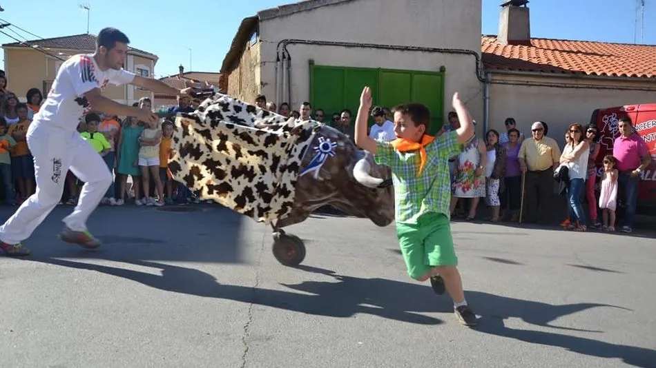 Encierro infantil con carretones por las calles de Topas / Fuente: Topas Pueblo