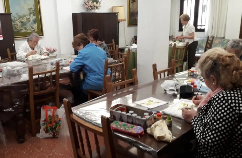 Foto 2 - Llega a su final el taller de pintura en tela del Centro de Mayores  