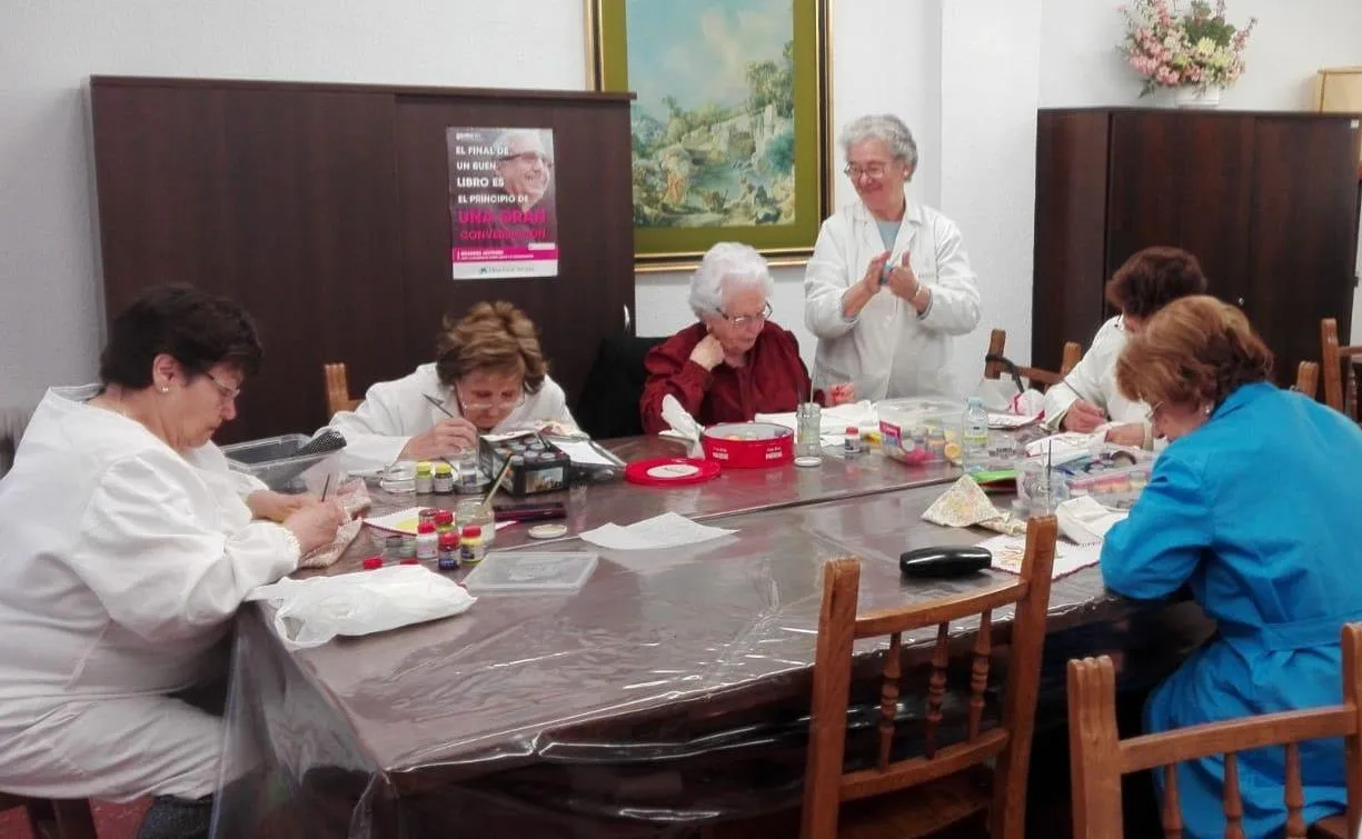 Foto 3 - Llega a su final el taller de pintura en tela del Centro de Mayores  