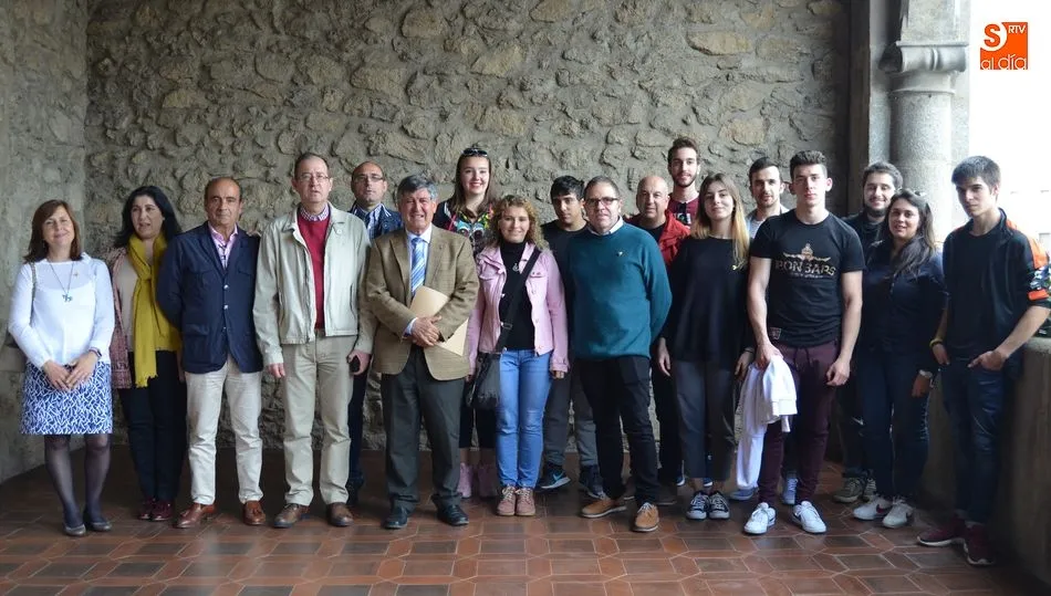El Alcalde entrega la abeja de oro de la ciudad a alumnos y profesores de FP