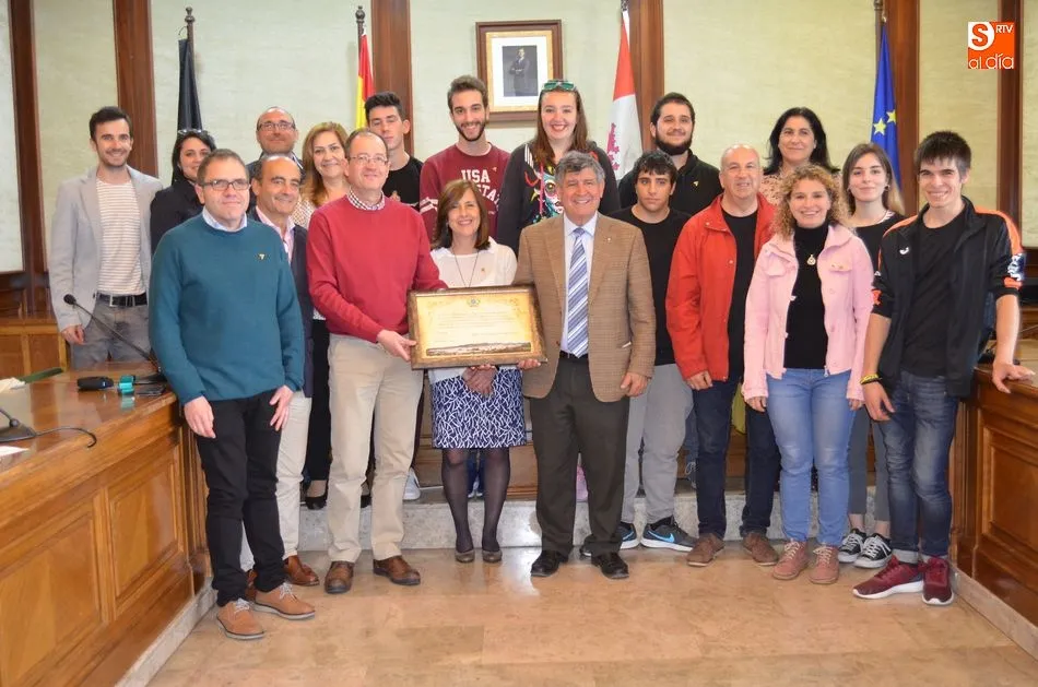 Foto 4 - El alcalde entrega la Abeja de Oro de la ciudad a los ganadores de los campeonatos de Skills  