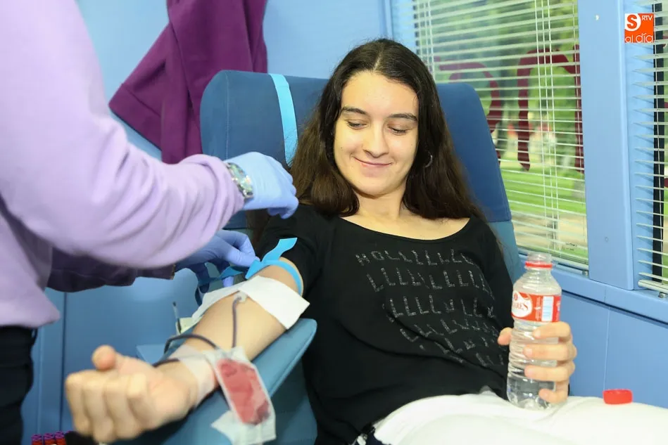 Una de las jóvenes que, coincidiendo con la campaña del Día Mundial del Donante, ha estrenado su carné de donante. Foto: Alberto Martín