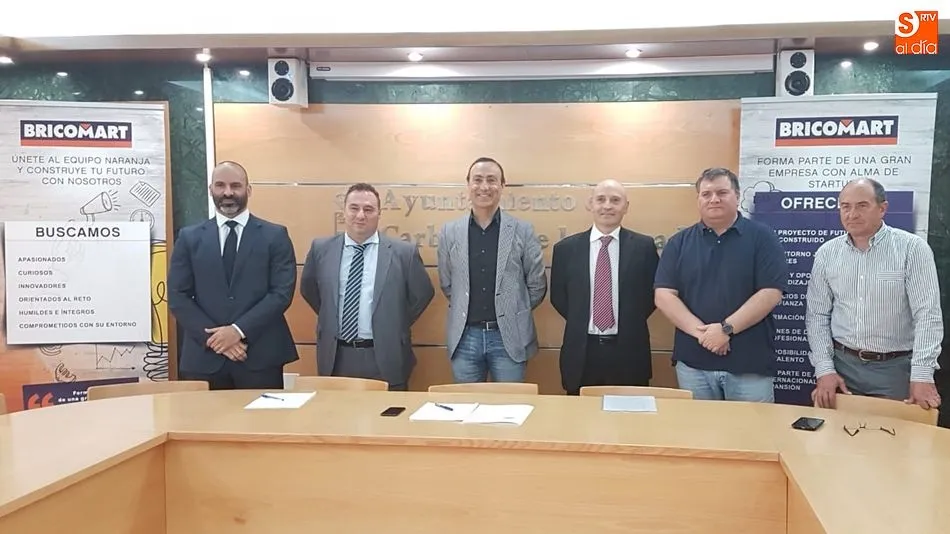 El alcalde de Carbajosa, Pedro Samuel Martín; el concejal de Empleo y Desarrollo Local, José Álvarez; y, en representación de Bricomart España, Juan Manuel Herreras, director de Expansión, junto a otros profesionales de la empresa