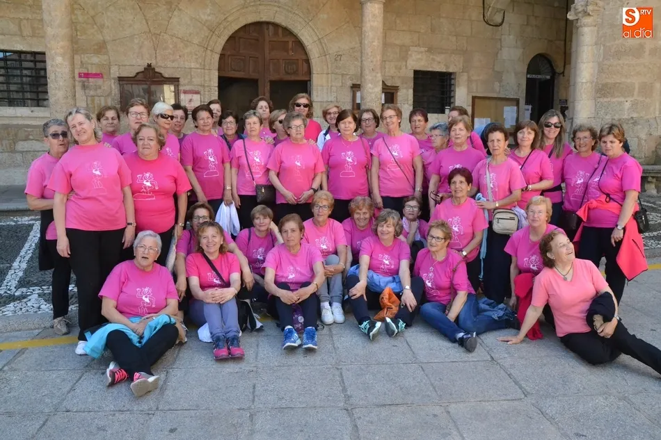 Foto 6 - Las 63 participantes en el taller de gimnasia de Amanecer festejan el fin de curso  