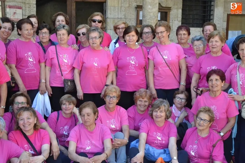 Foto 4 - Las 63 participantes en el taller de gimnasia de Amanecer festejan el fin de curso  