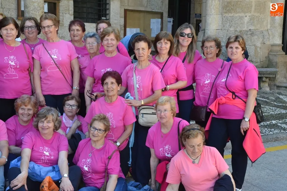 Foto 3 - Las 63 participantes en el taller de gimnasia de Amanecer festejan el fin de curso  