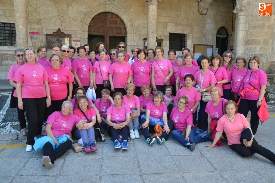 Foto 2 - Las 63 participantes en el taller de gimnasia de Amanecer festejan el fin de curso  