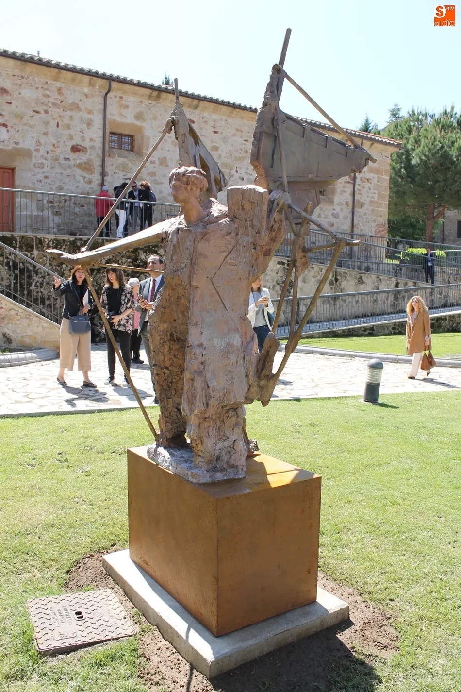 Foto 6 - El grupo escult&oacute;rico &lsquo;Cristo vuelve al Padre&rsquo; se suma a la colecci&oacute;n permanente de Venancio...