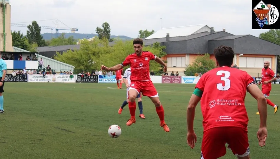 Juanan, con el balón, en el partido disputado en tierras navarras. Foto: www.cfsalmantinouds.com
