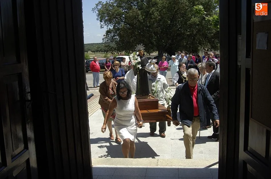 Foto 9 - Los vecinos de Campillo de Azaba arropan a San Antonio en su procesi&oacute;n anual  