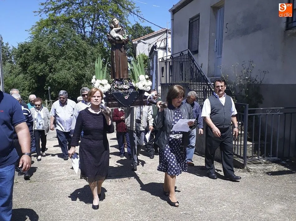 San Antonio recorre bajo un sol espléndido las calles de Vegas de Domingo Rey  
