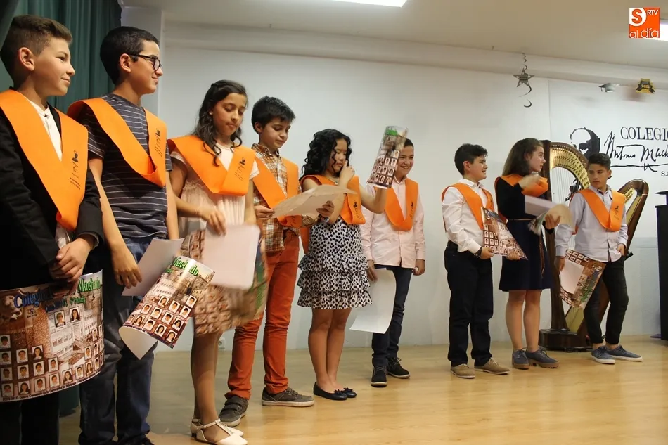 Foto 11 - Entrega de las becas de graduaci&oacute;n a los alumnos del Colegio Antonio Machado
