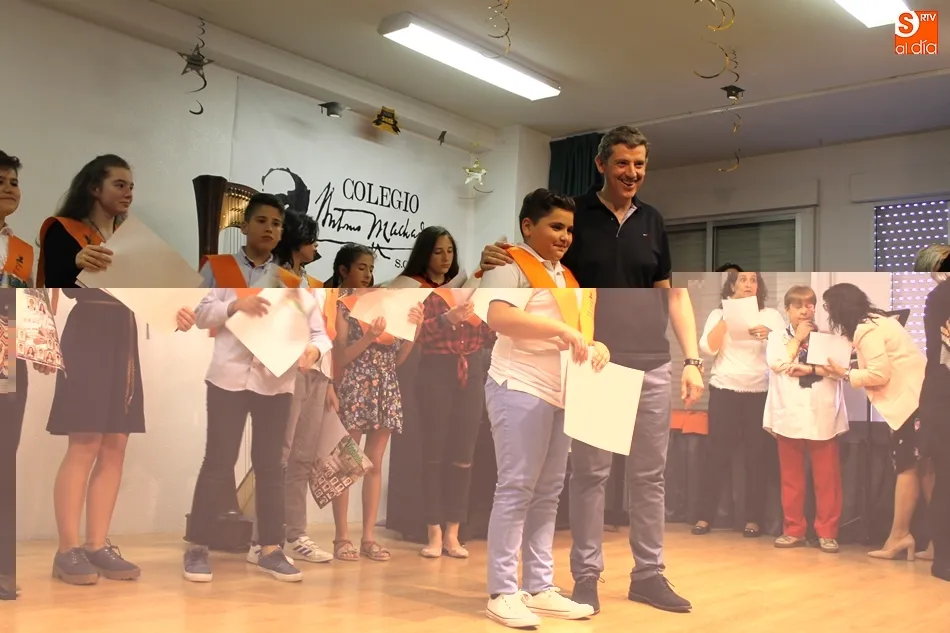 Foto 10 - Entrega de las becas de graduaci&oacute;n a los alumnos del Colegio Antonio Machado
